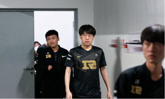 通过引入合 通过引入合